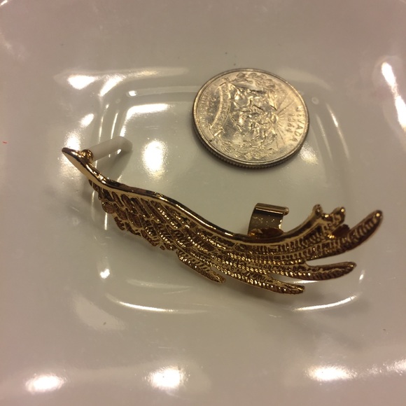 ⭐️ Awesome Single Metallic Wing Ear Cuff ⭐️ - Picture 3 of 8